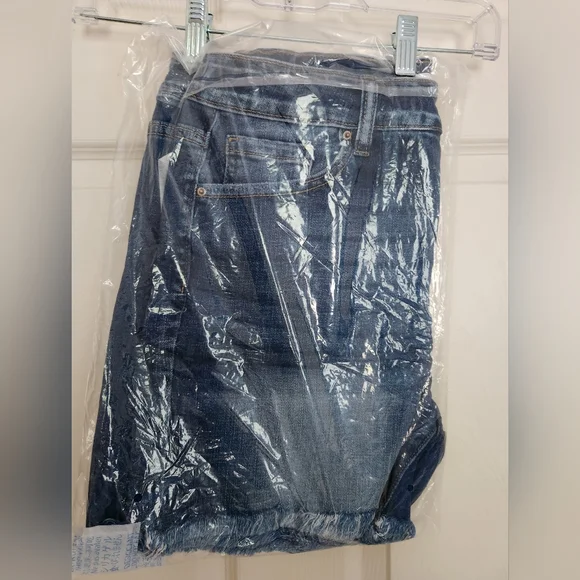 *SOLD* Mid rise frayed hem denim shorts - Picture 4 of 5